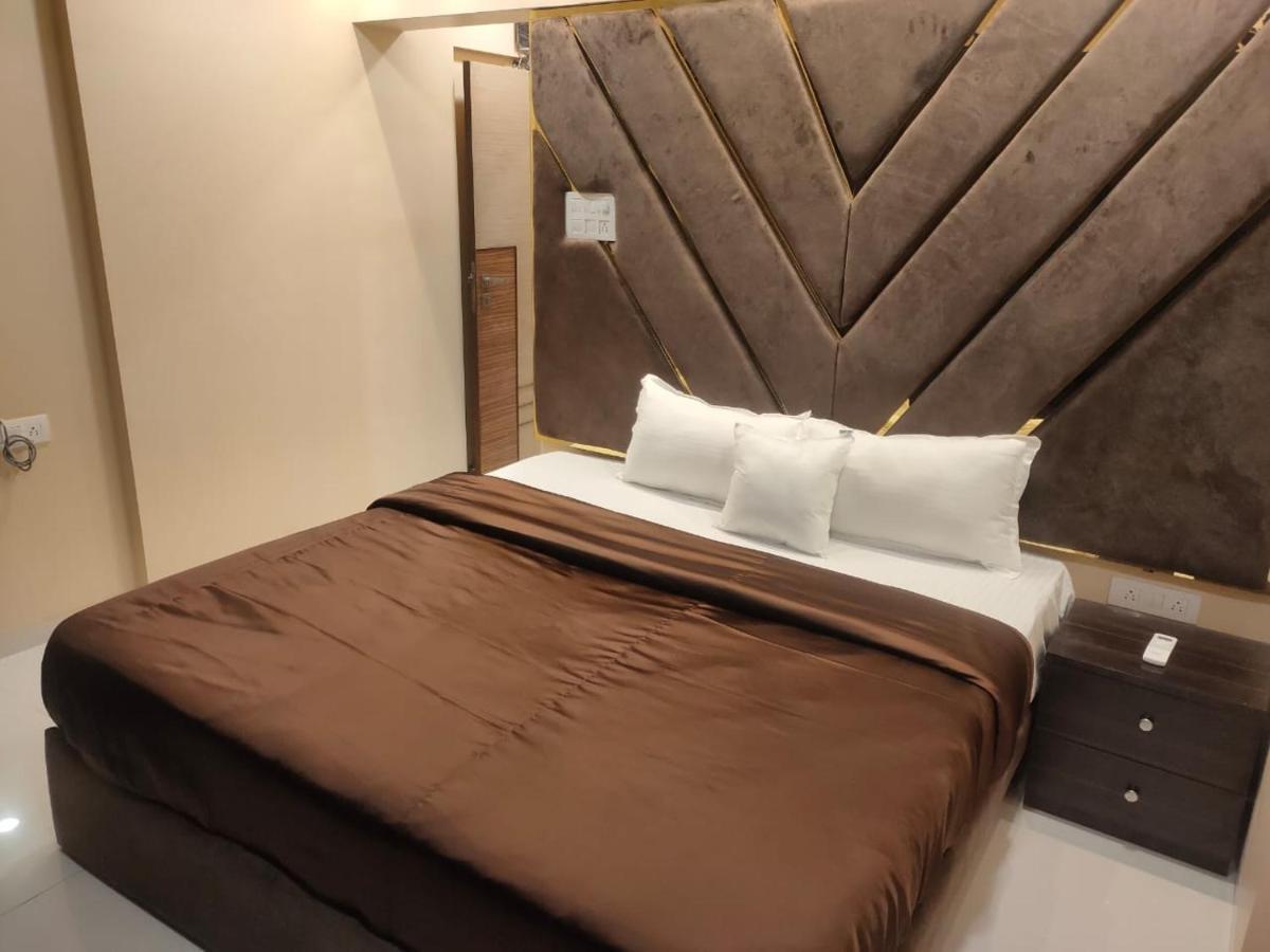מומביי Osi Apartments Bandra West מראה חיצוני תמונה