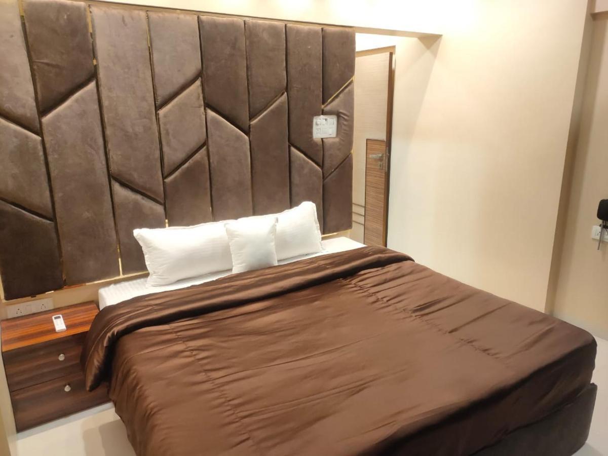 מומביי Osi Apartments Bandra West מראה חיצוני תמונה