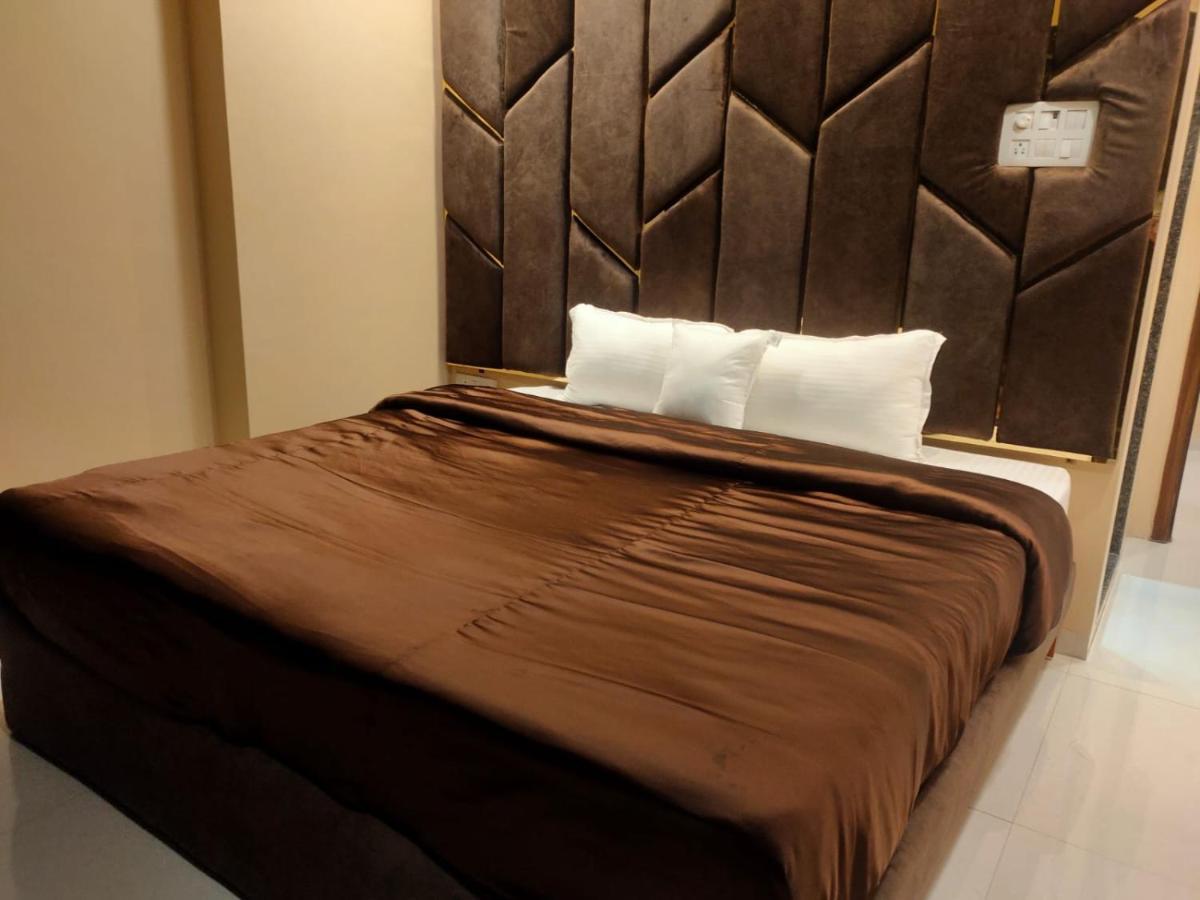 מומביי Osi Apartments Bandra West מראה חיצוני תמונה